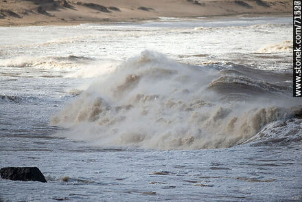 Oleaje con espuma en mar turbio - Departamento de Maldonado - URUGUAY. Foto No. 71198