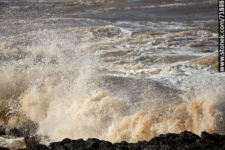 The sea breaking over the rocks in a southeast storm - Department of Maldonado - URUGUAY. Photo #71246