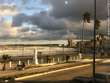 Paisaje invernal soleado y nuboso de la rambla y playa - Departamento de Maldonado - URUGUAY. Foto No. 71802