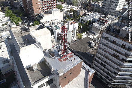 Antenas de telefonía celular sobre un edificio -  - IMÁGENES VARIAS. Foto No. 71924