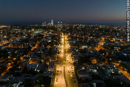 Vista aérea de la Av. L. A. de Herrera al sur al anochecer - Departamento de Montevideo - URUGUAY. Foto No. 71969