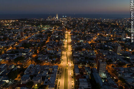 Vista aérea de la Av. L. A. de Herrera al sur al anochecer - Departamento de Montevideo - URUGUAY. Foto No. 71964
