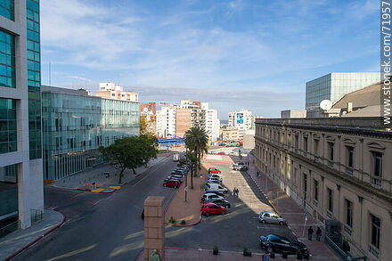 Vista aérea de la calle Liniers entre el Teatro Solís y la Torre Ejecutiva - Departamento de Montevideo - URUGUAY. Foto No. 71957