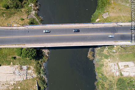 Vista cenital del puente en la Av. Carlos M. Ramírez sobre el arroyo Pantanoso - Departamento de Montevideo - URUGUAY. Foto No. 72012