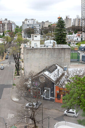Vista aérea de la esquina de las calles Guayaquí y Bartolito Mitre - Departamento de Montevideo - URUGUAY. Foto No. 72030