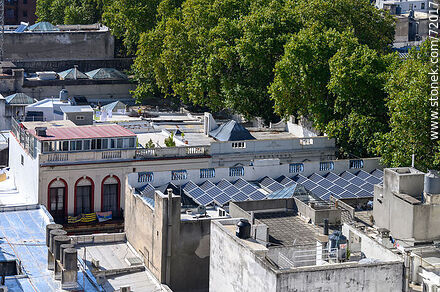 Paneles solares sobre la calle Gaboto - Departamento de Montevideo - URUGUAY. Foto No. 72017