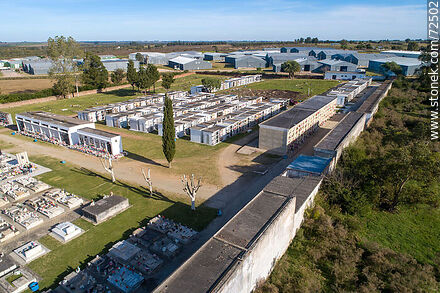 Vista aérea del cementerio de la capital de Florida - Departamento de Florida - URUGUAY. Foto No. 72502
