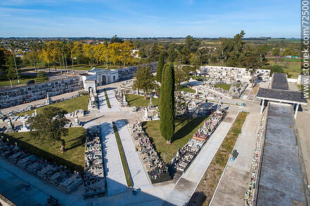 Vista aérea del cementerio de la capital de Florida - Departamento de Florida - URUGUAY. Foto No. 72500