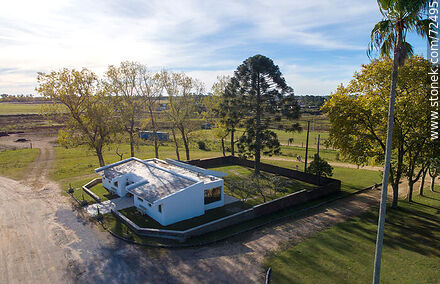 Vista aérea de una oficina municipal frente al Cementerio - Departamento de Florida - URUGUAY. Foto No. 72495