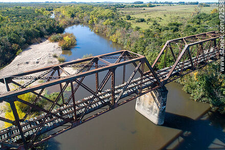 Vista aérea del puente ferroviario que cruza el río Santa Lucía en Florida - Departamento de Florida - URUGUAY. Foto No. 72538