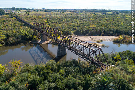 Vista aérea del puente ferroviario que cruza el río Santa Lucía en Florida - Departamento de Florida - URUGUAY. Foto No. 72519