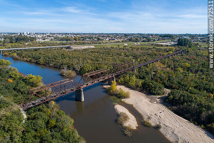 Vista aérea de los puentes ferroviario y carretero que cruzan el río Santa Lucía en Florida - Departamento de Florida - URUGUAY. Foto No. 72511