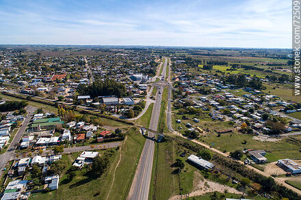 Vista aérea de la Ruta 5 y el cruce con la vía férrea - Departamento de Florida - URUGUAY. Foto No. 72509