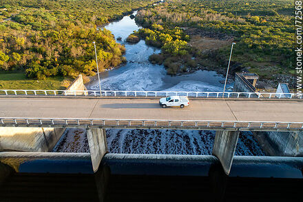 Vista aérea del puente de ruta 76 sobre el río Santa Lucía y represa de Paso Severino - Departamento de Florida - URUGUAY. Foto No. 72568