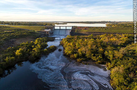 Vista aérea aguas arriba de la represa y su emblase - Departamento de Florida - URUGUAY. Foto No. 72581