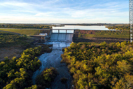 Vista aérea aguas arriba de la represa y su emblase - Departamento de Florida - URUGUAY. Foto No. 72582