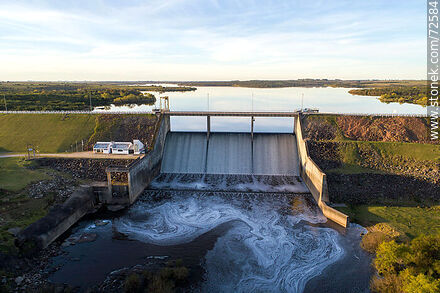 Vista aérea aguas arriba de la represa y su emblase - Departamento de Florida - URUGUAY. Foto No. 72584