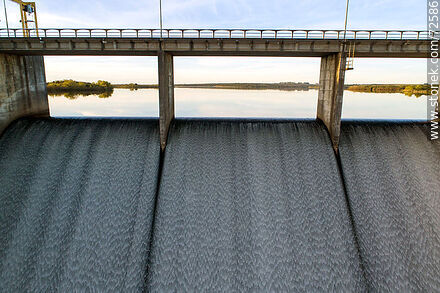 Vista aérea del salto de agua de la represa y el puente de ruta 76 - Departamento de Florida - URUGUAY. Foto No. 72586