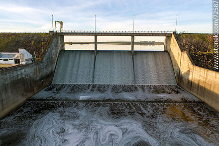 Vista aérea del salto de agua de la represa y el puente de ruta 76 - Departamento de Florida - URUGUAY. Foto No. 72587
