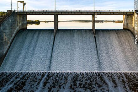 Vista aérea del salto de agua de la represa y el puente de ruta 76 - Departamento de Florida - URUGUAY. Foto No. 72588