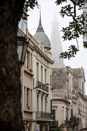 Cúpula de un edificio y torre de la iglesia San Francisco del Puerto entre la niebla - Departamento de Montevideo - URUGUAY. Foto No. 72665
