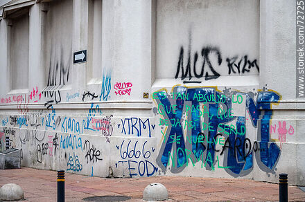 Graffiti on Old City walls - Department of Montevideo - URUGUAY. Photo #72725