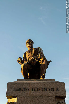 Monumento estatua de Juan Zorrilla de San Martín en la rambla Gandhi - Departamento de Montevideo - URUGUAY. Foto No. 72791