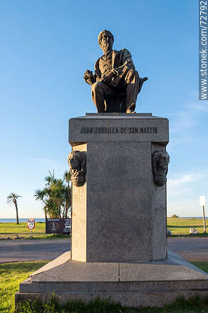 Monumento estatua de Juan Zorrilla de San Martín en la rambla Gandhi - Departamento de Montevideo - URUGUAY. Foto No. 72792