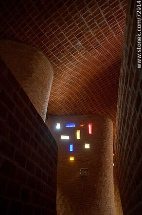 Curved brick ceiling and walls of the interior of the Cristo Obrero church by Eladio Dieste. - Department of Canelones - URUGUAY. Photo #72914
