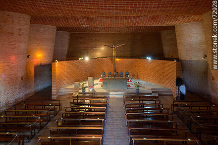 Vista general del interior de la iglesia del Cristo Obrero en Estación Atlántida - Departamento de Canelones - URUGUAY. Foto No. 72928
