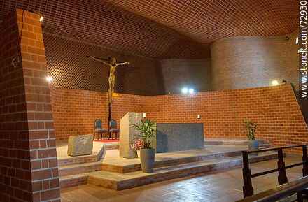 Vista general del interior de la iglesia del Cristo Obrero en Estación Atlántida - Departamento de Canelones - URUGUAY. Foto No. 72930