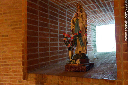 Virgen en lucernario - Departamento de Canelones - URUGUAY. Foto No. 72934