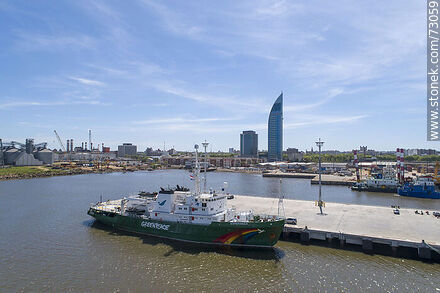 Vista aérea del barco Esperanza de Greenpeace atracado en el muelle C - Departamento de Montevideo - URUGUAY. Foto No. 73059
