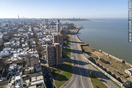 Vista aérea de la Rambla Gran Bretaña y edificios de Covisur - Departamento de Montevideo - URUGUAY. Foto No. 73097