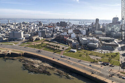 Vista aérea de la Plaza España, CAF, clubes Aebu y Hebraica y Macabi y NH hotel. Templo Inglés - Departamento de Montevideo - URUGUAY. Foto No. 73085