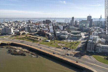 Vista aérea de la Plaza España, CAF, clubes Aebu y Hebraica y Macabi y NH hotel. Templo Inglés - Departamento de Montevideo - URUGUAY. Foto No. 73084