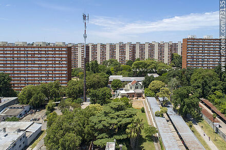 Vista aérea de la Avenida MIllán y el Parque Posadas - Departamento de Montevideo - URUGUAY. Foto No. 73135