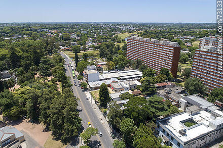 Vista aérea de la Avenida MIllán y el Parque Posadas - Departamento de Montevideo - URUGUAY. Foto No. 73133