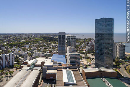 Vista aérea de las torres del World Trade Center Montevideo sobre la Av. L. A. de Herrera - Departamento de Montevideo - URUGUAY. Foto No. 73108