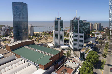 Vista aérea de las torres del World Trade Center Montevideo sobre la Av. L. A. de Herrera - Departamento de Montevideo - URUGUAY. Foto No. 73103