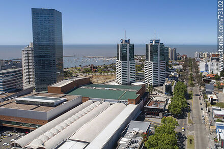 Vista aérea de las torres del World Trade Center Montevideo sobre la Av. L. A. de Herrera - Departamento de Montevideo - URUGUAY. Foto No. 73102