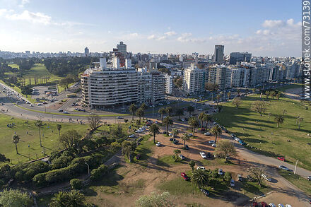 Vista aérea de la Rambla Mahatma Gandhi en Punta Carretas - Departamento de Montevideo - URUGUAY. Foto No. 73139