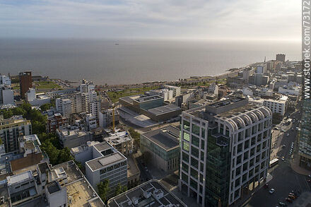 Vista aérea de la Torre Ejecutiva,  CAF y la Rambla Gran Bretaña - Departamento de Montevideo - URUGUAY. Foto No. 73172