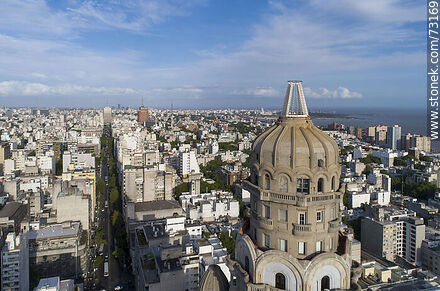 Vista aérea de la cúpula del Palacio Salvo y la Av. 18 de Julio - Departamento de Montevideo - URUGUAY. Foto No. 73169