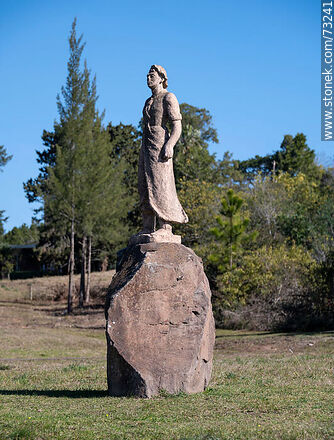 Estatua de una mujer campesina - Departamento de Durazno - URUGUAY. Foto No. 73241