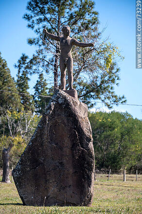 Statue of a naked Indian - Durazno - URUGUAY. Photo #73239