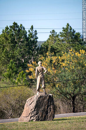 Statue of a peasant woman with her back to the ground - Durazno - URUGUAY. Photo #73237