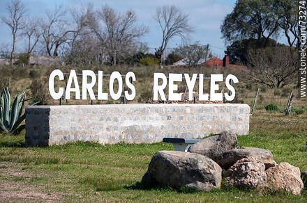 Cartel en la entrada de Carlos Reyles - Departamento de Durazno - URUGUAY. Foto No. 73274
