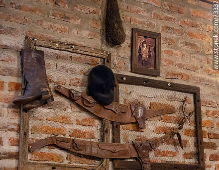 Adorno con objetos antiguos de cuero - Departamento de Tacuarembó - URUGUAY. Foto No. 73337