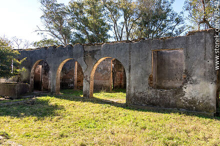 Old Estancia Molles farmhouse on route 4 - Durazno - URUGUAY. Photo #73542